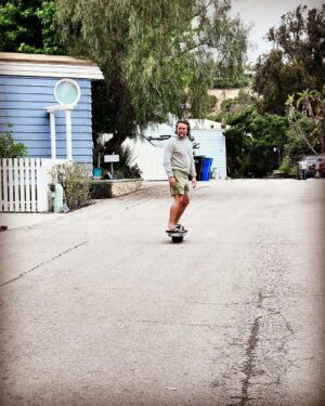 Martin Henderson Instagram - Haven’t been on a @onewheel for a few years. Now I remember why I want one so bad. Such a great feeling - like snowboarding down the street