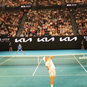 Martin Henderson Instagram - Thank you @australianopen for an incredible front row seat for watching the men’s semi final last night between @tommypaull and @djokernole I screamed my lungs out supporting @tommypaull 🇺🇸 but the mighty Serb struck again. So impressive to witness such greatness from both athletes. Thank you @jaynehrdlicka and @tennisaustralia for putting on such an incredibly well run event. What an amazing team! We had a ball 🎾 #ausopen open #tennisaustralia #rodlaverarena #grandslam
