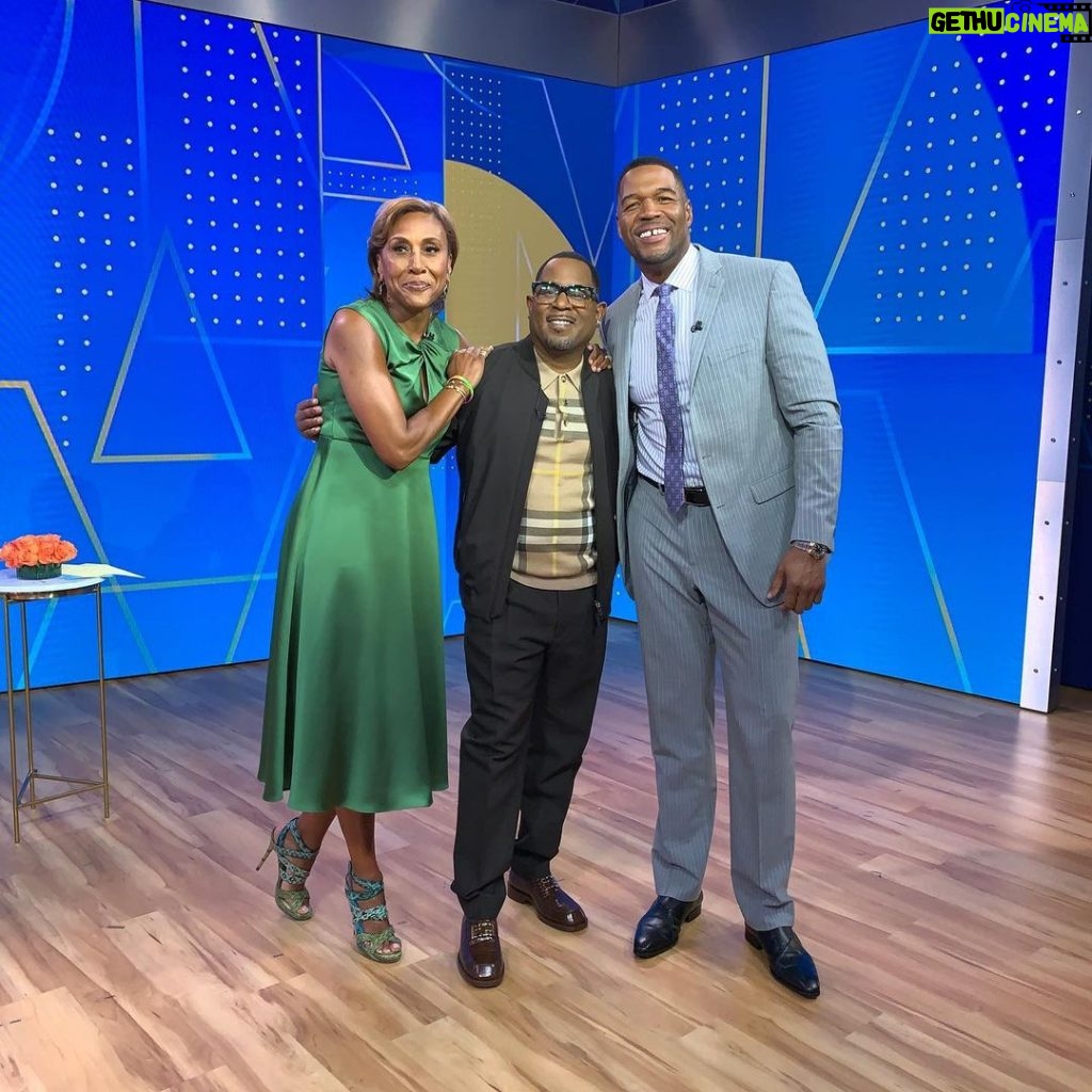 Martin Lawrence Instagram - Much love and big shoutout to everyone at GMA for havin ya boy out to chat about Martin: The Reunion. Always a pleasure! #teammartymar #Martin @goodmorningamerica Time Square New York City