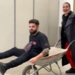 Martita de Graná Instagram - Confieso que irse de gira a veces es duro. Estar encima de un escenario es mi pasión y lo haría cada día de mi vida, pero también están los vuelos, trenes, perderte días de estar con los tuyos, despertarte cada día en un hotel diferente, salir al escenario con mi poquita de ansiedad😅 pero esto es más fácil gracias a las personas que me acompañan en esta gira, que hacen que cada momento fuera de casa este lleno de risas y de cariño. Gracias @pablo_lastra_drums , @franki_montes y @davidsegura_ertomate por hacer este camino más fácil, a @ninona_producciones por hacer todo posible y sobretodo a todos los que me estáis agotando cada sitio al que vamos con “Martita Sea” porque es sólo por vosotr@s por lo que sigo adelante, porque me demostráis que hacer reír cura, y es algo imprescindible en la vida. ❤️❤️❤️ que no pare la fiestaaaaaa🍾🍾