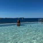 Martita de Graná Instagram – Ibiza ☘️y su energía 💫💫

Estuve viviendo en esta isla maravillosa antes de empezar con todo este mundo, era camarera en un hotel; fué entonces cuando me enamoré de este lugar. Trabajé duro pero disfruté más. Nunca me canso de venir aquí. 🌿🌿