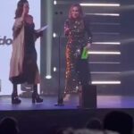 Martita de Graná Instagram - Gracias @premiosidolo por reconocer el trabajo de los creadores digitales. Un placer hacer el imbécil en el escenario con la gran @byanamilan y mi enhorabuena a la gran @esperansagrasia_ que tiene un arte que no se puede aguantar. Vestido: @zara Zapatos: @jimmychoo Bolso: @dolcegabbana Pendientes: @oscardelarenta Peluquería: mi @hairmomo_ Maquillaje: @maccosmetics_es @patriciarc_mua