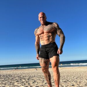 Martyn Ford Instagram - What a day ❤️ …. Sun has been blasting, head has been burnt … all in all … success 😂 #australia #love #GC ….

What to do tomorrow 🤔 … suggestions pls people 🤛🙏
