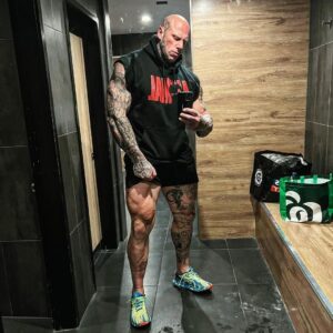 Martyn Ford Instagram - Well, this has to be the fastest cut I’ve EVER DONE ….. we are still 4 days away from filming, so I know I can still drop a load more, the joy of not knowing when filming starts 😂 …. But as always, I love a challenge, and I’m extremely happy with results so far.  Down from 142kg and now sitting at 137kg in 4 days, training 4-5 hours a day, sauna and 80g of carb a day 😂🤦‍♂️ ….. it’s not ideal, but tough times, call for drastic measures ….. let’s get to work 👊🔥 HUGE shout out to @animalpak and the Animal Cuts, definitely added an extra dimension.  #animalpak #fitness #fatloss