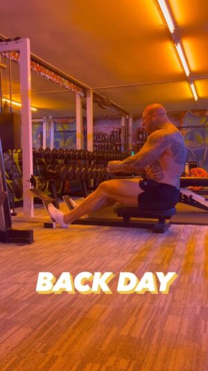 Martyn Ford Instagram - BACK DAY FOR HYPERTROPHY & STRENGTH 

Trap bar Rows ⬇️⬇️⬇️⬇️⬇️
5 sets @10 reps @8 reps @ 6 reps @ 4 reps @2 reps 
👉👉👉👉👉
Reverse grip pull downs ⬇️⬇️⬇️⬇️
4 sets (focus on fast pull and slow release 1:1:4:1)
@10 reps @8reps 6 reps @4 reps 
👉👉👉👉👉
Single arm row ⬇️⬇️⬇️⬇️⬇️
4 sets 
@ 10 reps @8 reps 6 reps @4 reps 
Pull-ups 
3 sets 
@ max amount 

Rest 90-120 secs between large compounds and 45-69 secs between isolated exercises.  STAY ON TRACK, NO DISTRACTIONS ….. if you want any help with any thing training related, leave details at www.martynfordcoaching.com LINK IN BIO … time to CHANGE #fitness #muscle #fatloss #strength #gains