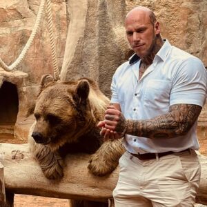 Martyn Ford Instagram - One of my favourite animals, to have the opportunity to be this close to a bear was incredible, even more so incredible, was the fact he never ate me 😂😂😂 #bear #animal #love