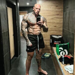 Martyn Ford Instagram - Well, this has to be the fastest cut I’ve EVER DONE ….. we are still 4 days away from filming, so I know I can still drop a load more, the joy of not knowing when filming starts 😂 …. But as always, I love a challenge, and I’m extremely happy with results so far.  Down from 142kg and now sitting at 137kg in 4 days, training 4-5 hours a day, sauna and 80g of carb a day 😂🤦‍♂️ ….. it’s not ideal, but tough times, call for drastic measures ….. let’s get to work 👊🔥 HUGE shout out to @animalpak and the Animal Cuts, definitely added an extra dimension.  #animalpak #fitness #fatloss