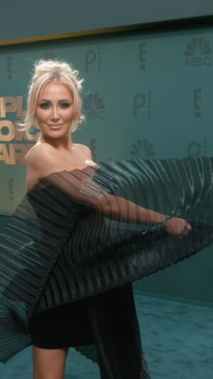 Mary Fitzgerald Instagram - The Glam Bot gave the dress her moment 🔥 

Glam: @annettamcbain 
Dress: @maisonmet 
Earrings: @simonejewels 
Rings: @ralphmasri @simonejewels @a.jaffe @broswayitalia 
Shoes: @lesilla 
Clutch: @judithleiberny 
Stylist: @janellermiller 
PR: @trixierichter 

@peopleschoice @nbc @eentertainment @peacock 

#netflix #nbc #marybonnet #sellingsunset #glambot #fashion #peoplechoiceawards