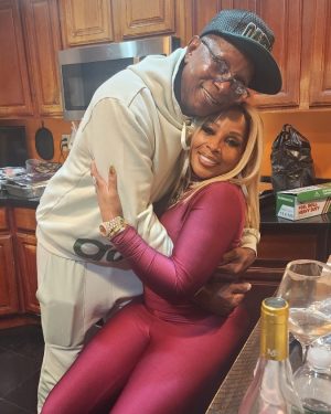 Mary J. Blige Instagram - Look who I’m spending thanksgiving with!!