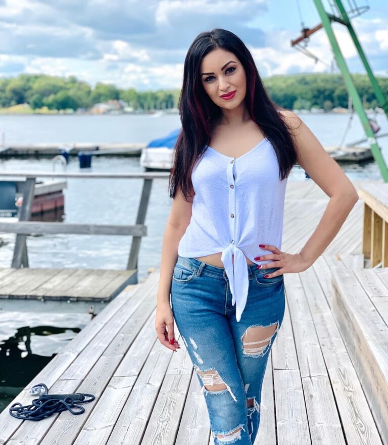 Maryam Zakaria Instagram - Monday vibes 🤍 #mondayvibes #photoshoot #stockholm #picoftheday #pose #casualstyle Stockholm, Sweden