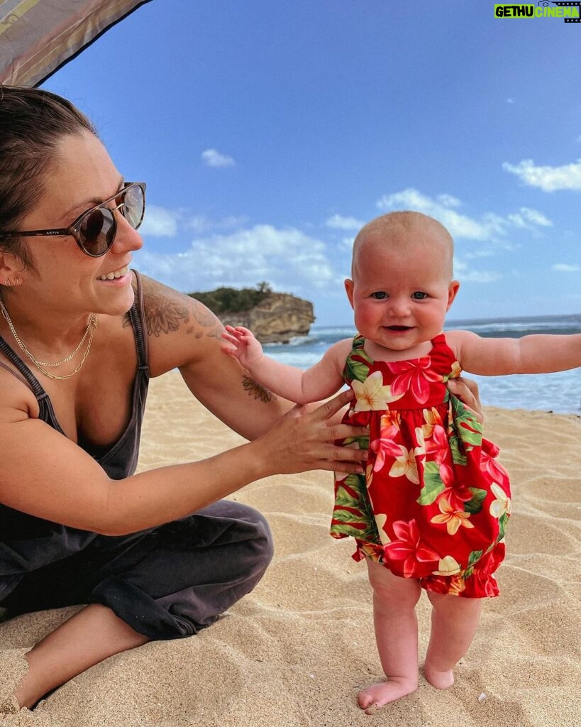 Mat Fraser Instagram - Well, we officially have an island baby. The sunshine looks good on her, just like mama. Until next time Hawai’i 🤙🌴. #hawaii #hwpo @sammymoniz