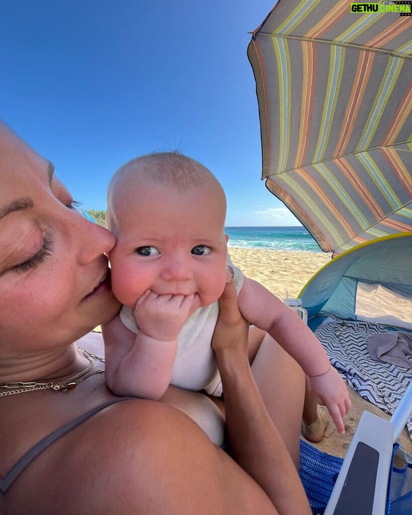 Mat Fraser Instagram - Well, we officially have an island baby. The sunshine looks good on her, just like mama. Until next time Hawai’i 🤙🌴. #hawaii #hwpo @sammymoniz