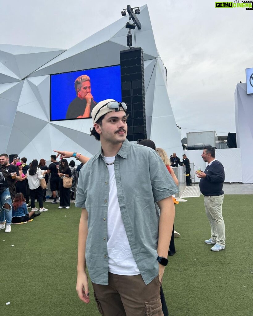 Matheus Lustosa Instagram - DO nada cheguei @rockinrio E look maravilhoso do @cea_brasil 🤩🤩 @pinymontoro @agenciapinymontoro #ceanorockinrio #lookoficialdorockinrio #pinymontoro Rock in Rio