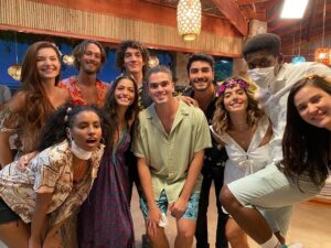 Matheus Lustosa Instagram - ae galeraaa, temporada de verão já tá na Netflix, segue uma das fotos que tenho dos bastidores com esse elenco maravilhoso😅