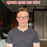 Matheus Ueta Instagram - A quarta dica é: OBSERVAR! Sim, exatamente. Observar é a chave principal para se tornar um bom ator... O ator deve dar vida na maioria das vezes a uma pessoa. Portanto, observe tudo ao seu redor, pessoas diferentes, profissões diferentes, idades diferentes, gêneros diferentes, ver como essas pessoas agem, como falam, quais seus trejeitos e características, isso soma MUITO ao portfólio de qualquer ator. gostou? Manda pra alguém que sonha em ser ator! #ator