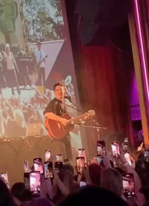 Matt Bennett Instagram - Truly the highlight of my UK trip 😭 I love that you all love these songs as much as I do <3