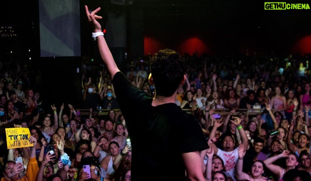Matt Bennett Instagram - Boston knew how to pop and lock and jam and break! @iparty 📷 by @irlmadi Big Night Live