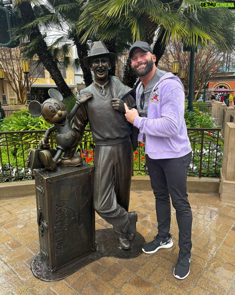 Matthew Cardona Instagram - Chillin’ with my broskis! @disneyland