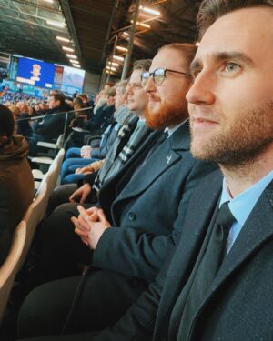Matthew Lewis Instagram - Huge thank you to @leedsunited and Andrea Radrizzani for having us at Elland Road today. This was before the goal, when I was still enjoying the game. Result doesn’t matter though because don’t you know pump it up, the Whites are going up. Probably. #lufc #mot #alaw 🏴󠁧󠁢󠁥󠁮󠁧󠁿🇦🇷