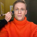 Matthias Schweighöfer Instagram - Mal wieder was Privates: Wie ihr seht, schminke ich mich auch am Samstag gerne. Saturday is the perfect day to schmink myself. P. S. Wie findet ihr eigentlich orangene Christbaumkugeln? Liebe Grüße von eurer Mandarine On a private note: As you can see I put on my make-up on Saturdays, too. P.s. Do you like orange christmas tree decoration? All the best from your mandarin🍊