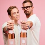 Matthias Schweighöfer Instagram - ANZEIGE // Endlich, endlich ist er da! Ihr habt ihn euch gewünscht, wir haben ihn nun endlich im Sortiment: Unseren ersten III FREUNDE PINOT NOIR ROSÉ SEKT. Jetzt ab in den Shop und bestellen!⁠ ⁠ #dreifreundeweine #matthiasschweighöfer #jokowinterscheidt #pinotnoir #sekt