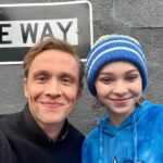 Matthias Schweighöfer Instagram - The one and only wonderful @ememyers & me | #FamilySwitch is out now on @netflix 🍿 Family Switch ab sofort bei @netflixde - mit den wundervollen Emma Myers @jennifer.garner @edhelms @bradynoon & eurem Matthias