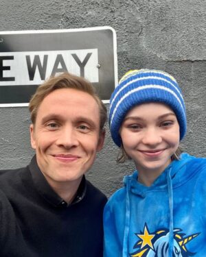 Matthias Schweighöfer Instagram - The one and only wonderful @ememyers & me | #FamilySwitch is out now on @netflix 🍿

Family Switch ab sofort bei @netflixde - mit den wundervollen Emma Myers @jennifer.garner @edhelms @bradynoon & eurem Matthias