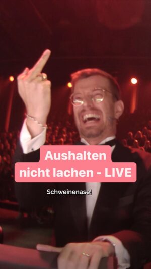 Matthias Schweighöfer Instagram - EXKLUSIVE VORSCHAU: Als wäre @matthiasschweighoefer als Moderator nicht schon Einschaltgrund genug, wird jetzt auch noch „Aushalten nicht lachen“ gespielt, und zwar live. An der Stelle bleibt nicht mehr viel zu sagen, außer: Sonntag, 20:15 Uhr auf @prosieben oder jetzt schon auf @joyn.de. #WSMDS
