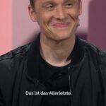 Matthias Schweighöfer Instagram - @officiallyjokoturbo hatte es nicht leicht mit mir ... With me is not good cherry eating 😂 Ab heute immer sonntags um 20:15 Uhr auf @prosieben = WER STIEHLT MIR DIE SHOW! @florian.david.fitz @hazelsgonnahaze