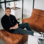 Matthias Schweighöfer Instagram - Me, myself & my office! Hier sitze ich, wenn ich mich durch Drehbücher wühle und nach dem nächsten Blockbuster suche … oder mich auf Castings vorbereite! Was ich sonst so in Berlin mache - verrate ich euch in meinem Reel „Lieblingsspots BERLIN“. This is where I sit when I'm digging through scripts and looking for the next blockbuster ... or preparing for castings! What else I do in Berlin? I'll tell you in my reel "favourite spots of BERLIN“ #nichtohnemeineSchuhe @copenhagen_men #copenhagenstudios @copenhagen_studios