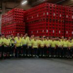Matthias Schweighöfer Instagram - A little Suchbild for you ... Wer findet mich inmitten der @cocacola_de Crew, die ich beim Werksbesuch in Mannheim kennenlernen durfte?  Danke nochmal für den Blick hinter die Kulissen der Mehrweg-Produktion. Grüße gehen raus an euch!  📸 @lenahogekamp #CocaCola #Mehrweg #gehmitunsdenmehrweg Mannheim, Germany