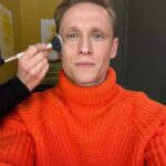 Matthias Schweighöfer Instagram - Mal wieder was Privates: Wie ihr seht, schminke ich mich auch am Samstag gerne. Saturday is the perfect day to schmink myself. P. S. Wie findet ihr eigentlich orangene Christbaumkugeln? Liebe Grüße von eurer Mandarine On a private note: As you can see I put on my make-up on Saturdays, too. P.s. Do you like orange christmas tree decoration? All the best from your mandarin🍊