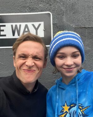 Matthias Schweighöfer Instagram - The one and only wonderful @ememyers & me | #FamilySwitch is out now on @netflix 🍿

Family Switch ab sofort bei @netflixde - mit den wundervollen Emma Myers @jennifer.garner @edhelms @bradynoon & eurem Matthias