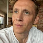 Matthias Schweighöfer Instagram - Ich wollte euch mal wieder grüßen. Hey everbody 👋 Und falls ihr es noch nicht wusstet: IT'S WEEKEND TIME!!! Berlin, Germany