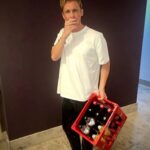 Matthias Schweighöfer Instagram - Auf ne Coke in Mannheim! Wer will mit mir zusammen am Donnerstag (28. September) das Coke-Werk in Mannheim bei einem exklusiven Meet & Greet erkunden und mehr über die Produktion lernen? Let's do the Willy-Wonka-Style together. Einfach den Post kommentieren, @cocacola_de folgen und eine Person markieren, die ihr dabei haben wollt Am Freitagmorgen wird die Person inkl. Begleitung gezogen und im Laufe des selben Tages via DM benachrichtigt. Und dann geht’s eine Woche später auch schon auf gemeinsame Erkundungstour. Anreise wird natürlich übernommen! Die Teilnahmebedingungen findet ihr hier: https://www.coca-cola.com/de/de/media-center/teilnahmebedingungen-coca-cola-mehrweg-welt #CocaCola #cokemehrweg #gehmitunsdenmehrweg