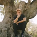 Matthias Schweighöfer Instagram - Lust auf einen Reim? Throwback to Cannes twentytwentythree when the one and only @emiliomadrid caught me in a tree. The picture can be found @dujourmedia