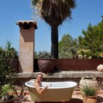 Matthias Schweighöfer Instagram - What you see in this picture is me sitting in a small pool observed by a huge palm tree in the back. Ihr Lieben, bin gerade kurz schwimmen. Nur damit ihr Bescheid wisst. Happy holiday!