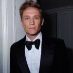 Matthias Schweighöfer Instagram - Das war crazy. Die @goldenglobes ❤️. 5 Awards für Oppenheimer. Und dann noch dieser schöne Anzug von @tomford Wie fandet ihr den Film. Habt ihr ihn gesehen? Ja, nein, vielleicht. Guckt ihn euch an. Er ist ein masterpiece. Thank you. Und Danke. Liebe an Euch🫶🫶 Photos by the amazing @rubyofee OMG. What a night. 5 Awards at the @goldenglobes for Oppenheimer. Crazy. And this beautiful suit by @tomford Did you see Oppenheimer? Yes, No, Maybe.? Watch it, it’s a masterpiece. Thank you. Love, M