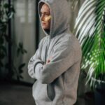 Matthias Schweighöfer Instagram - Neulich in der Drehpause bei "German Sayings": Trägt man doch so, oder? The other day during the shooting break of "German Sayings": Isn't that how you wear it? 📸 @fabiankirchner