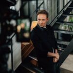 Matthias Schweighöfer Instagram - Butter bei die Fische or as I would say: Butter by the fishes 🐟 In welchem Film oder in welcher Rolle würdet ihr mich gerne mal sehen? Which role should be my next one? 🎉Und nicht vergessen: Sunday is GERMAN SAYINGS time! 📸 @fabiankirchner
