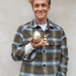 Matthias Schweighöfer Instagram - Frohe Ostern, you lovely people! Ich habe euch am Gründonnerstag gefragt, welchen Osterspruch ich vortragen darf. Here we go!!!! 🐇🥚 Schaut auch mal in meinen Stories vorbei, für a little surprise 🎁 Und pssst: Bald kommt eine neue Staffel "German Sayings" 🎉🎉