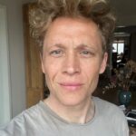 Matthias Schweighöfer Instagram - Happy Thursday, ihr Lieben! Back in Germany 🇩🇪 means, a lot of coffee, many Meetings, Drehs und Projekte. Aber I love it! Vor allem, weil ich so eine geile, unfassable Community habe. Ey, DANKE für die ganzen Kommentare und Nachrichten immer - I try my best to answer all of you!!!! Dicker Kuss, euer Matthias