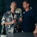 Matthias Schweighöfer Instagram - Richtig Anstoßen will gelernt sein:) Happy Valentine's Day von @officiallyjokoturbo und mir!