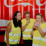 Matthias Schweighöfer Instagram - Ein Gruß geht raus an die Winner! Wie versprochen, hier ein kleiner Rückblick for you, von einem Tag bei @cocacola_de in Mannheim, der verlost wurde. Viel gesehen, viel gelacht und viel gelernt über die Produktion - wie zum Beispiel: Die Chance, dass wir schon mal aus derselben Mehrwegflasche getrunken haben, ist gar nicht mal so klein. Die wird nämlich im Durchschnitt 15x wieder befüllt.  Großes DANKE auch an das tolle Werksteam und alle, die den Tag so toll gestaltet haben.  📸 @lenahogekamp #CocaCola #Mehrweg #cokemehrweg #gehmitunsdenmehrweg Mannheim, Germany