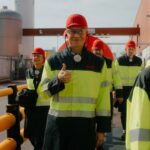 Matthias Schweighöfer Instagram - Ein Gruß geht raus an die Winner! Wie versprochen, hier ein kleiner Rückblick for you, von einem Tag bei @cocacola_de in Mannheim, der verlost wurde. Viel gesehen, viel gelacht und viel gelernt über die Produktion - wie zum Beispiel: Die Chance, dass wir schon mal aus derselben Mehrwegflasche getrunken haben, ist gar nicht mal so klein. Die wird nämlich im Durchschnitt 15x wieder befüllt.  Großes DANKE auch an das tolle Werksteam und alle, die den Tag so toll gestaltet haben.  📸 @lenahogekamp #CocaCola #Mehrweg #cokemehrweg #gehmitunsdenmehrweg Mannheim, Germany