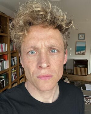 Matthias Schweighöfer Instagram - 42…. Forty-two…🎂

Love und Liebe an euch Alle.❤️