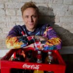 Matthias Schweighöfer Instagram – XMas-Greetings from the MOREWAYCRATE – never heard of it? Ask a german friend … or me! Weihnachtsgrüße von der MEHRWEGKISTE und mir.

Übrigens, wenn ihr ‘ne Coke aus der Mehrwegflasche trinkt, kann es sein, dass ich dieselbe Flasche auch schon mal in der Hand hatte – kein Scherz! Habe nämlich gelernt, dass so eine Flasche durchschnittlich fünfzehnmal wieder befüllt wird.

Noch mehr Grüße gehen raus an die Werkscrew in Mannheim und die Gewinner der Verlosung, die ich im Herbst zusammen mit @cocacola_de kennenlernen durfte. Es war fantastisch mit euch. 

Dicke Umarmung!

#cocacola #mehrweg #gehmitunsdenmehrweg