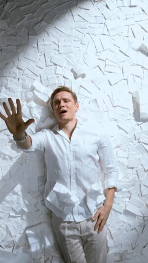 Matthias Schweighöfer Instagram - Last-Minute-Anmeldung zum Song des Jahres: 🤧#Fazzoletti von @matthiasschweighoefer feat. @themightyws - ab jetzt auf allen Streamingplattformen! #WSMDS