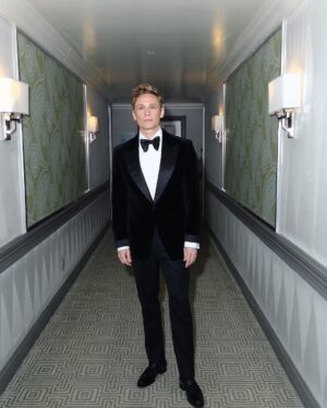 Matthias Schweighöfer Instagram - Das war crazy. Die @goldenglobes ❤️. 5 Awards für Oppenheimer. 
Und dann noch dieser schöne Anzug von @tomford 
Wie fandet ihr den Film. Habt ihr ihn gesehen? Ja, nein, vielleicht. Guckt ihn euch an. Er ist ein masterpiece. Thank you. Und Danke. Liebe an Euch🫶🫶 Photos by the amazing @rubyofee 

OMG. What a night. 5 Awards at the @goldenglobes for Oppenheimer. Crazy.
And this beautiful suit by @tomford 
Did you see Oppenheimer? Yes, No, Maybe.?
Watch it, it’s a masterpiece.
Thank you. Love, M