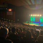 Maurício Meirelles Instagram - Hoje fizemos o Teatro Positivo em Curitiba. Um dos shows mais intensos e insanos da carreira. O único show que teve DOIS BIS. 2 horas de show. 2300 pessoas numa quinta-feira. A comedia nunca esteve tão forte. Obrigado a todos que contribuem com isso. Vamo que tem mais. Obrigado Curitiba. Quem foi, comenta. Quem não foi , responde “qual sua fruta favorita?” O importante é engajar